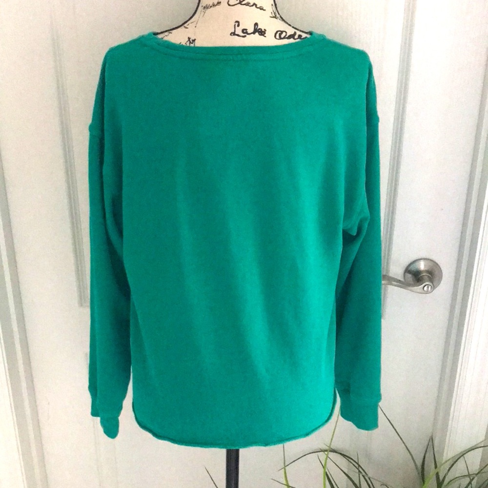 Universal Thread top. - Picture 2 of 3